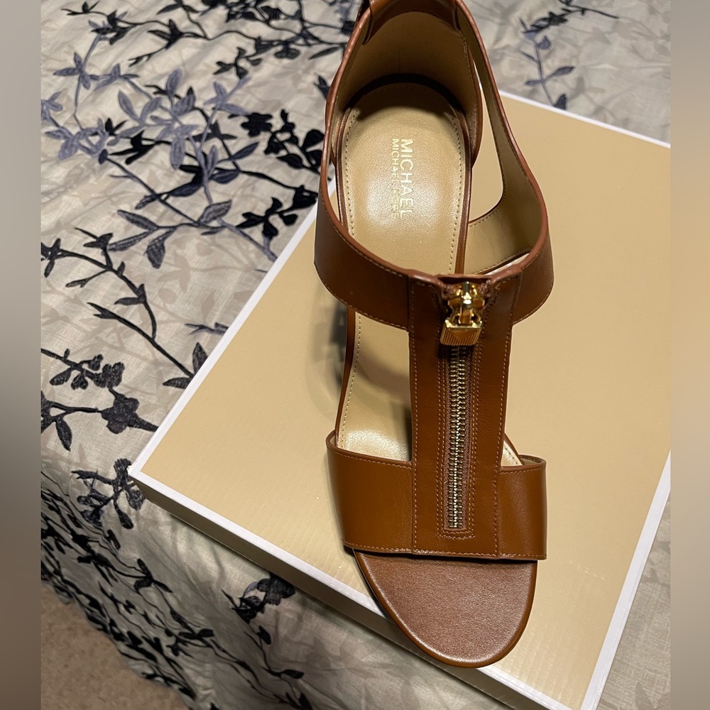 Wow look at these Michael Kors sandals. 4 inch 3/4 platform. A must have!